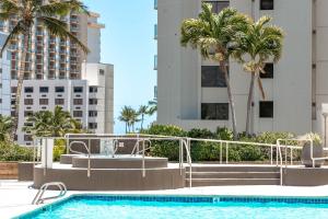 Ocean View Oasis with Free Parking, A Waikiki Gem!内部或周边的泳池