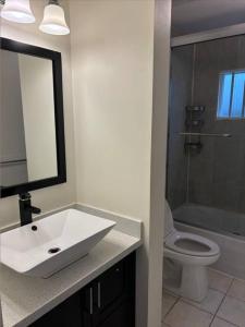 Bilik mandi di Charming 2-BD Suite Private Entrance in Vancouver
