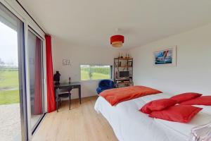 Una cama o camas en una habitación de Villa contemporaine, paisible, tout confort