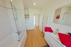 Un baño de Villa contemporaine, paisible, tout confort 40 fotos más