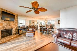 Una sala de estar con un sofá y una chimenea. en Lakefront Dadeville Villa with Deck and Private Dock!, en Dadeville