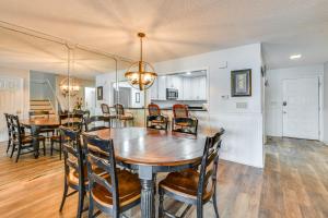 Un comedor y una cocina con mesa y sillas. en Lakefront Dadeville Villa with Deck and Private Dock!, en Dadeville