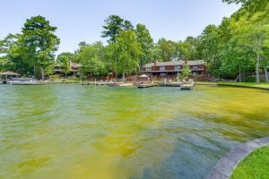 una gran masa de agua con una casa en el fondo en Lakefront Dadeville Villa with Deck and Private Dock!, en Dadeville