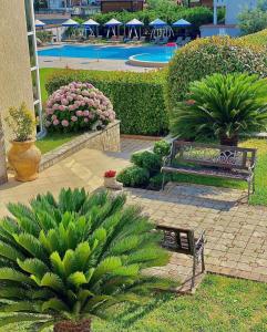 Κήπος έξω από το Apart Hotel Llolla