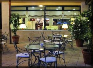 un grupo de mesas y sillas en un restaurante en Hotel Ele Puente Romano de Salamanca, en Salamanca