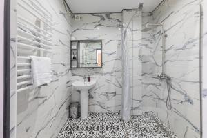 Un baño blanco con lavabo y ducha. en Haya Villa, en Bukovel 30 fotos más