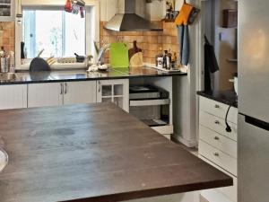 Årsta Havsbadにある4 person holiday home in ÅRSTA HAVSBADのキッチン(木製のカウンタートップ付) +13枚の写真