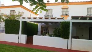 vista sulla parte anteriore della casa di Chalet Adosado con dos terrazas y piscina a La Antilla