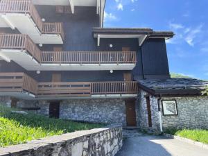 a building with a balcony and a stone wall at Résidence Marches - Les Marches 24 - Joli 2 pièces en bordure de pistes MAE-5034 in Valmorel