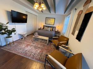 Μια τηλεόραση ή/και κέντρο ψυχαγωγίας στο Cozy Cottage Close to Downtown COS