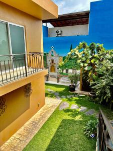 a view of a yard with a house at Villas San Juan Cosala in San Juan Cosalá
