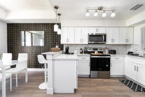 Kuchyň nebo kuchyňský kout v ubytování Newly renovated Townhome with King bed