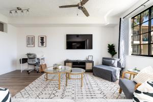 TV a/nebo společenská místnost v ubytování Newly renovated Townhome with King bed + 34 fotografií