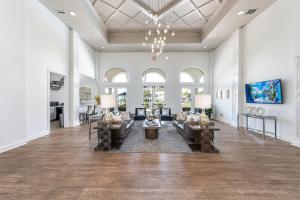 TV a/nebo společenská místnost v ubytování Newly renovated Townhome with King bed