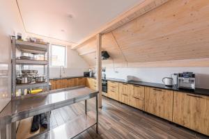 Una cocina grande con gabinetes de madera y encimera. en Haya Villa, en Bukovel