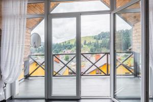 una gran ventana con vistas a un tren a través de ella en Haya Villa, en Bukovel