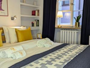 Postel nebo postele na pokoji v ubytování Bella Luna Luxury Suites - Spacious 1BR in Old Town