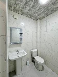 Koupelna v ubytování Evergreen Surami Hotel