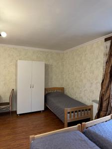 Letto o letti in una camera di Evergreen Surami Hotel