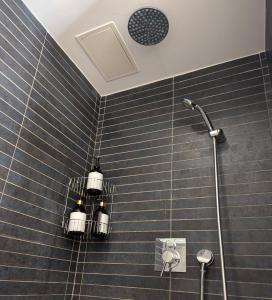 Koupelna v ubytování Bella Luna Luxury Suites - Spacious 1BR in Old Town