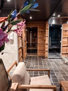 a room with a couch and a table and flowers at Betuwsch Badhuys in Lienden