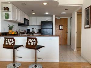 Kuchyň nebo kuchyňský kout v ubytování Ilikai on Waikiki Beach Oceanview Hotel Condo 1729