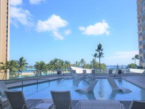 Bazén v ubytování Ilikai on Waikiki Beach Oceanview Hotel Condo 1729 nebo v jeho okolí