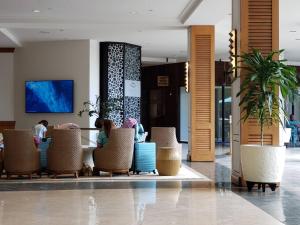 TV a/nebo společenská místnost v ubytování Ilikai on Waikiki Beach Oceanview Hotel Condo 1729