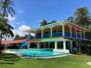 Bazén v ubytování Las Lajas Beach Resort nebo v jeho okolí