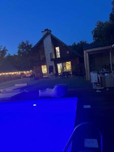 una casa iluminada por la noche con un tono azul en Villa Marbella, en Pristina