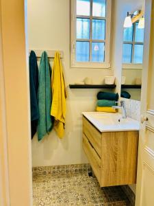 a bathroom with a sink and a window at Villa Marengo, jardin privatif in Trouville-sur-Mer +3 photos