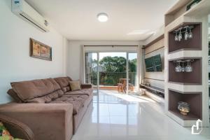 Μια τηλεόραση ή/και κέντρο ψυχαγωγίας στο Apartamento 02 dormitórios