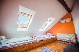 Kama o mga kama sa kuwarto sa Unity Hostel Budapest