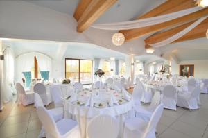 Restaurace v ubytování Hotel Dworek nad Regą + 37 fotografií