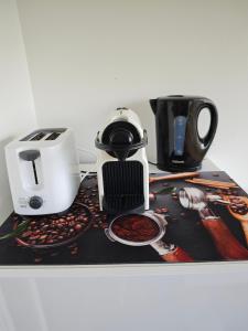 Studio California à Tartane的咖啡和沏茶工具