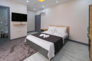 Postel nebo postele na pokoji v ubytování Minimalist Suit Otel