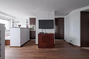 ワルシャワにあるCozy And Bright - City Center - Zgoda 13のリビングルーム(薄型テレビ、テーブル付)