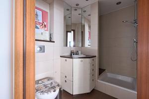 ワルシャワにあるCozy And Bright - City Center - Zgoda 13の洗面台、シャワー、トイレ付きのバスルーム +12枚の写真