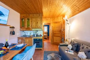 Una cocina o cocineta en Chaberton Romantic Retreat Ski In Ski Out - Happy Rentals