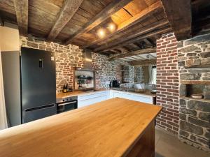 Kuchyň nebo kuchyňský kout v ubytování Ancienne ferme totalement rénové moderne à Baelen