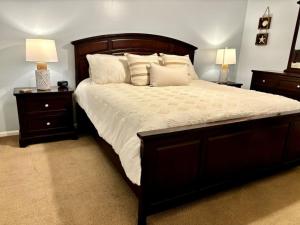 Postel nebo postele na pokoji v ubytování Cozy Beach Condo in Complex