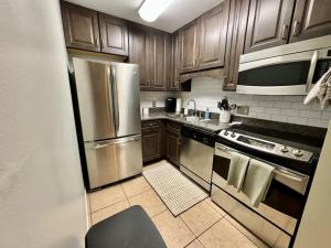 Kuchyň nebo kuchyňský kout v ubytování Cozy Beach Condo in Complex