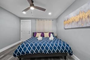 Postel nebo postele na pokoji v ubytování Modern 2BR City Center Getaway with Free Park