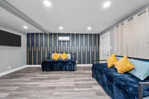 Posezení v ubytování Modern 2BR City Center Getaway with Free Park