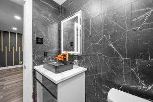 Koupelna v ubytování Modern 2BR City Center Getaway with Free Park + 9 fotografií