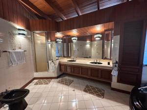 un baño con dos lavabos y dos espejos en Casa de Campo Condominio El Pueblo-Santa Clara,Ate, en Lima 122 fotos más