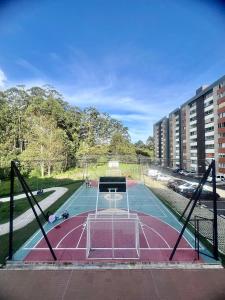 Εγκαταστάσεις για τένις ή/και σκουός στο Apartamento familiar y de descanso ή εκεί κοντά