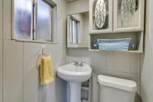 ブラウンズビルにあるSingle-Story Brownsville Home about 2 Mi to Airport!の洗面台とトイレ付きの小さなバスルーム +22枚の写真