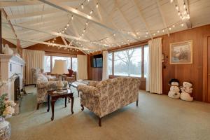 Posezení v ubytování Cozy Hillsdale Home about 1 Mi to Baw Beese Lake!