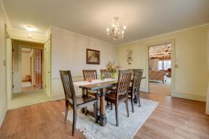 Posezení v ubytování Cozy Hillsdale Home about 1 Mi to Baw Beese Lake!